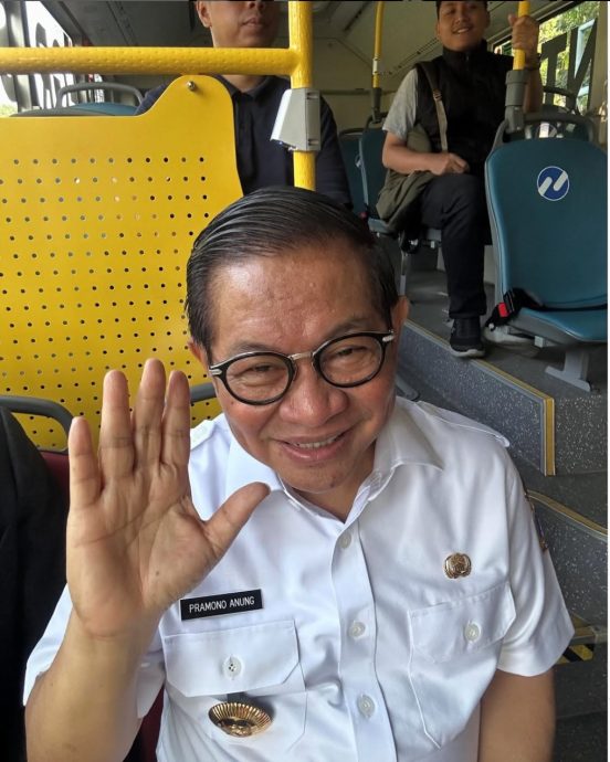 强制公务员周三搭公交 雅加达省长:敢开车就别想升官!