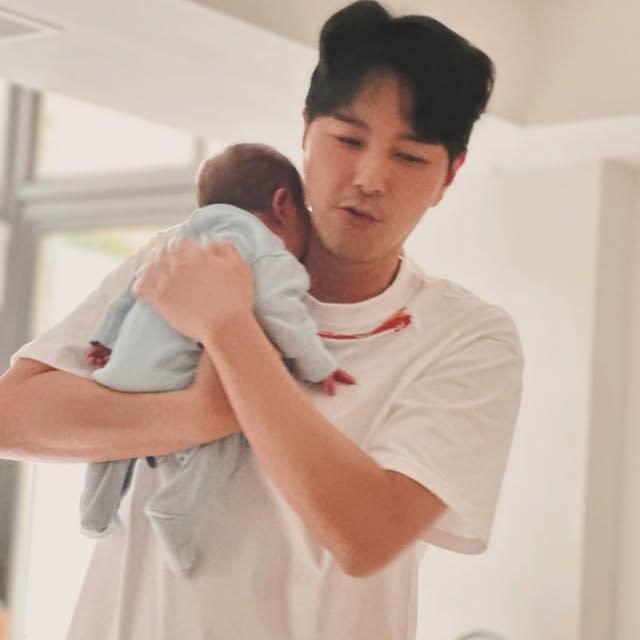 当新手爸爸​面容憔悴　萧正楠被P成外星人