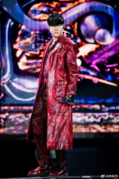 当面踩空摔入机关 林俊杰勇救舞蹈员