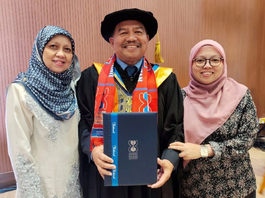 往返东西马投入逾10万 59岁男花9年完成博士学位