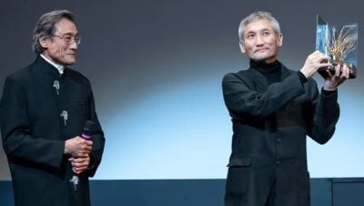 徐克再领终身成就奖 梁家辉颁奖感动拭泪