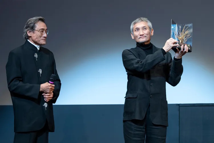 徐克再领终身成就奖 梁家辉颁奖感动拭泪