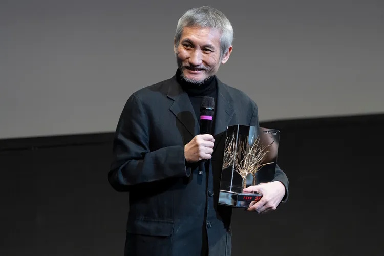 徐克再领终身成就奖 梁家辉颁奖感动拭泪