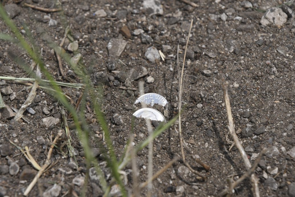 得州硬币车翻侧跌800万枚硬币 交通瘫痪12小时