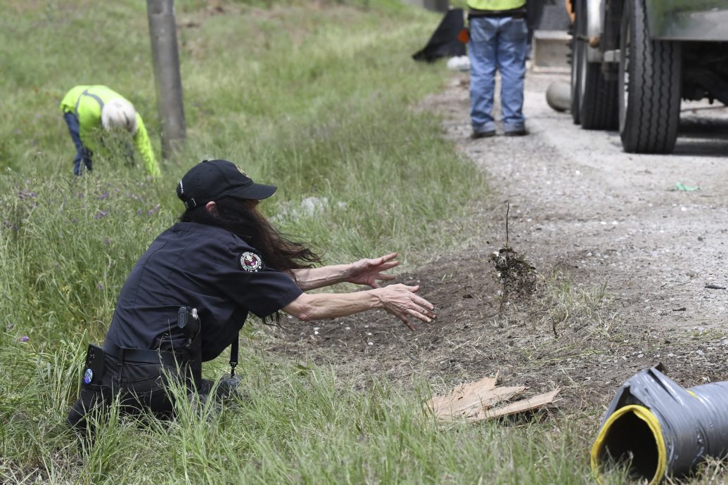 得州硬币车翻侧跌800万枚硬币 交通瘫痪12小时