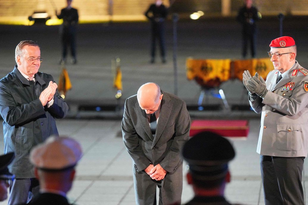  德国总理交棒  肖尔茨：任此职是“一生的荣耀”