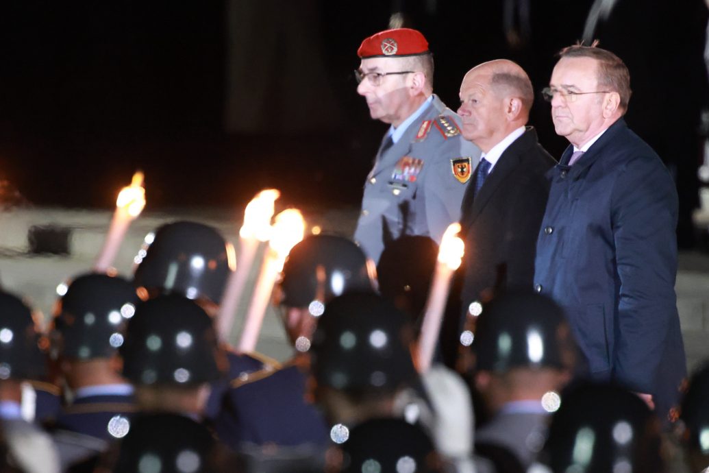  德国总理交棒  肖尔茨：任此职是“一生的荣耀”