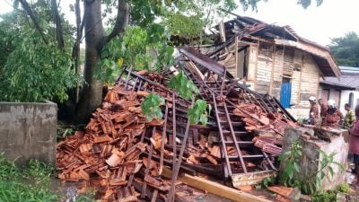 怡暴风雨吹倒废弃屋围墙 5人被压中4人伤