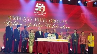 阿邦佐颁长期服务奖  表彰张晓卿 泰卿兄弟