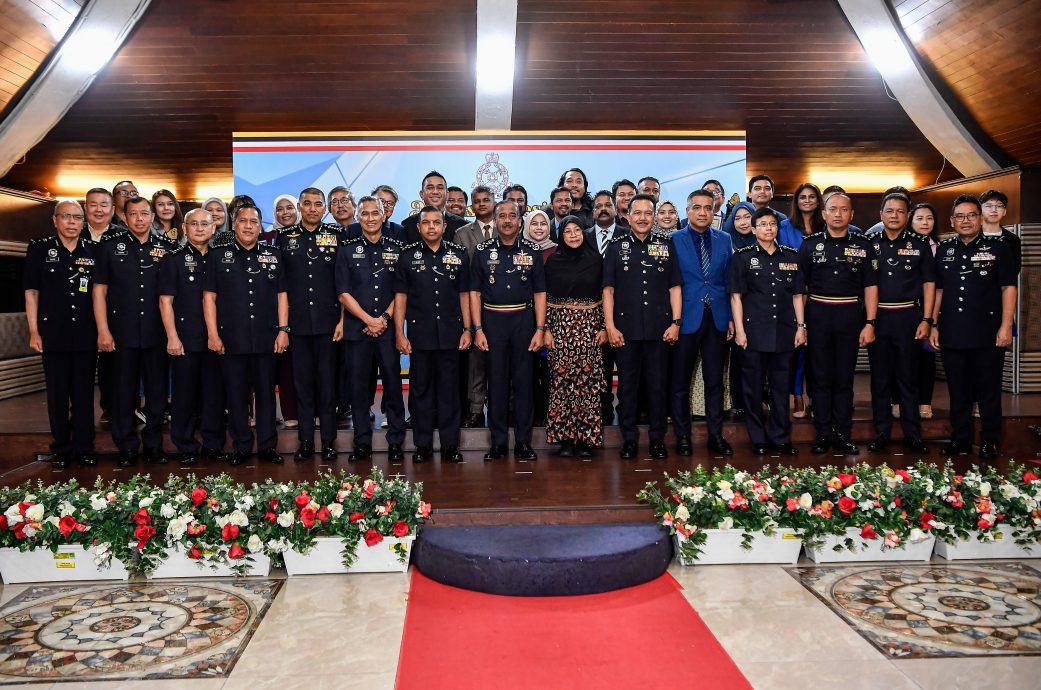 总警长褒扬30名媒体从业员,本报社会新闻组3高级记者获奖