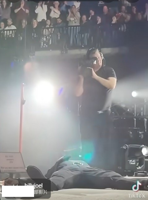 患罕见脑病影响听力、视力 76岁比利乔取消所有巡演