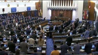 悼念第5任首相阿都拉 国会默哀1分钟
