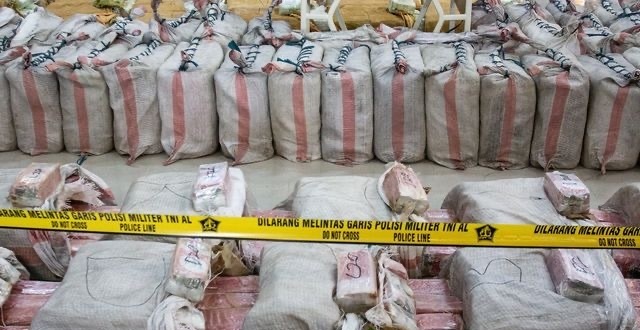 截停悬泰国国旗船只 印尼海军起获近2吨毒品