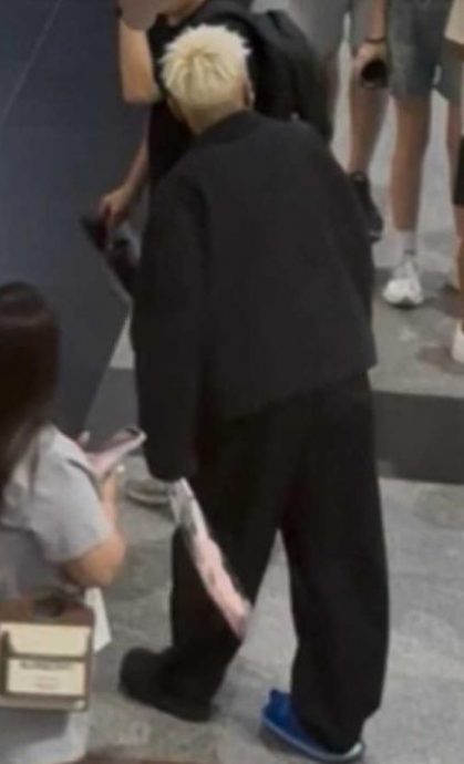 拄拐杖现身台高铁站 菲道尔旧伤复发