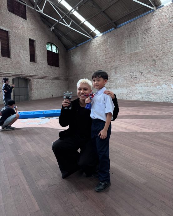 拄拐杖现身台高铁站 菲道尔旧伤复发