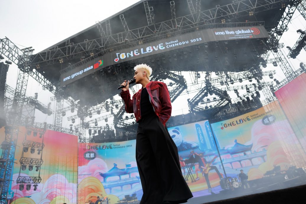 拄拐杖现身台高铁站 菲道尔旧伤复发