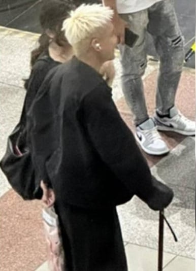 拄拐杖现身台高铁站 菲道尔旧伤复发