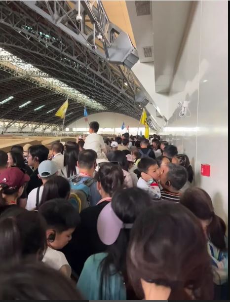 拚图两图) 五一乱象：鲁撒蛤蜊抢客 西安不见兵马俑