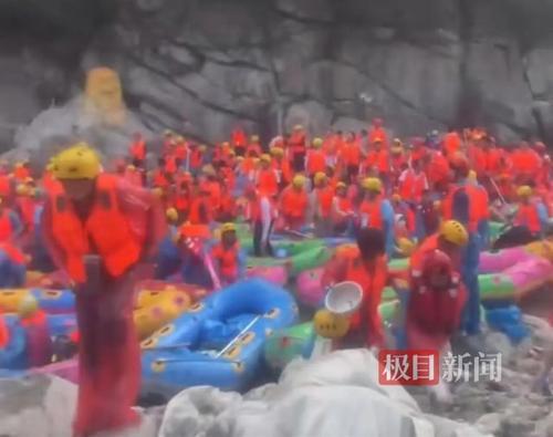拚图两图)五一陜西漂流船翻侧多人受伤 游客险被石头割喉