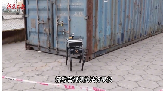 拚图两图）广州海关自制辐射探测机械狗  从事高危工作
