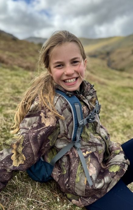 拚图)夏洛特10岁生日照凯特掌镜　网民：笑容激似威廉