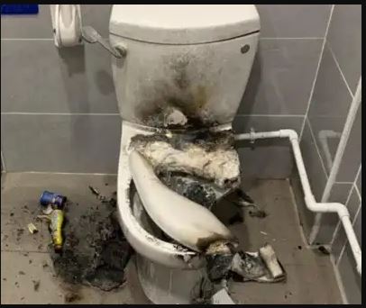 拚图已签)厕所一冲水马桶爆炸 印度男子全身35%面积烧伤