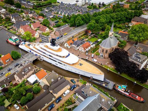 拚图)超级游艇硬闯荷兰狭窄运河 船主是星巴克前CEO