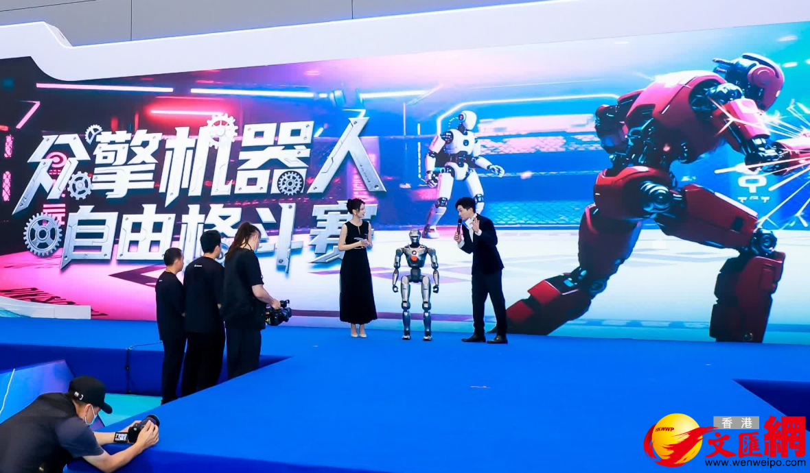 拚盘)广东举办“机甲拳王”赛  全球首个机械人自由格斗12月开赛