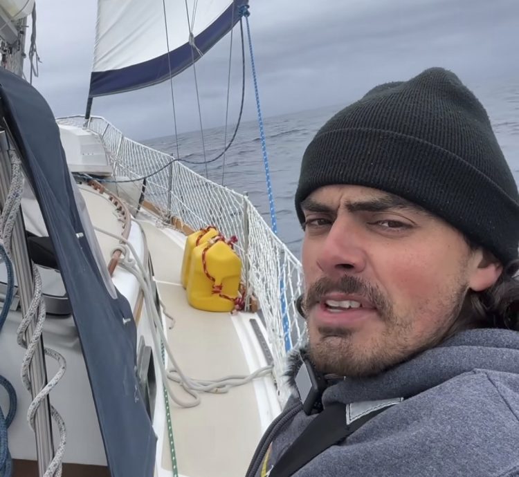 拚盘/辞职带爱猫航海 男子找到人生出口鼓舞百万粉丝