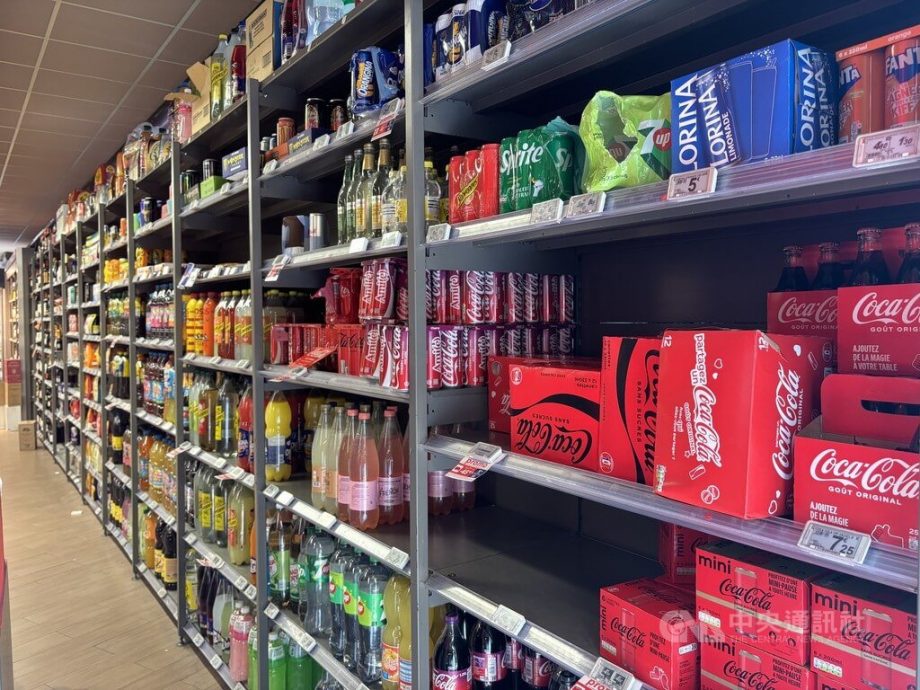 拼图）法扩征“汽水税” 含糖饮料涨价逾6%