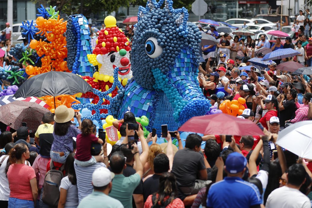 拼盘  墨西哥举办气球花车大游行 海洋生物陆上行