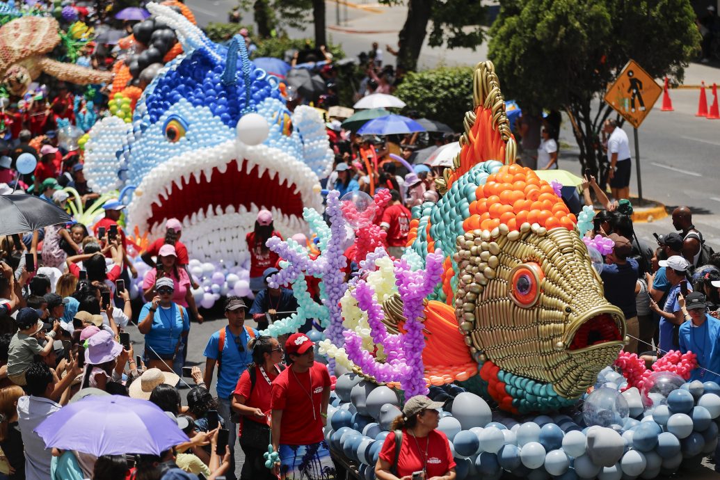 拼盘  墨西哥举办气球花车大游行 海洋生物陆上行
