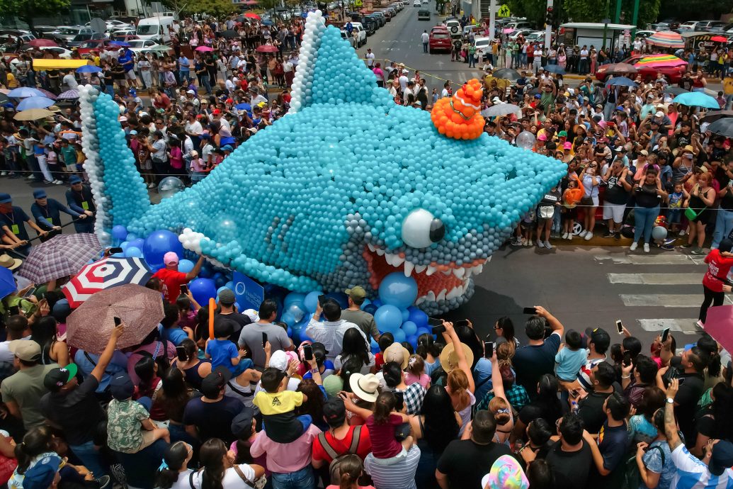拼盘  墨西哥举办气球花车大游行 海洋生物陆上行