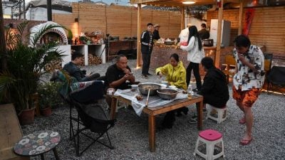 离开职场竞争不想再倦   青年待“养老院”躺平