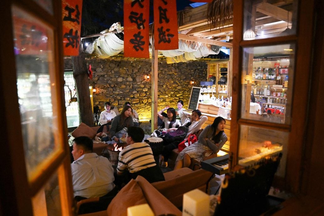 拼盘 未签 中年轻人厌倦内倦 选择青年养老院“躺平摆烂”