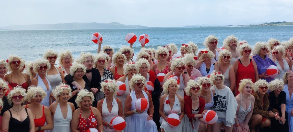  拼盘 爱尔兰约200人扮玛丽莲梦露 为医院女性癌症治疗筹款