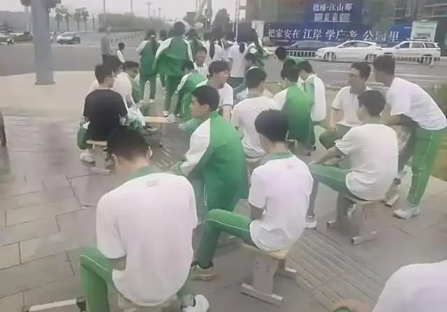 拼盘∕同学病重全班走2公里到医院拍毕业照 癌童圆愿次日离世