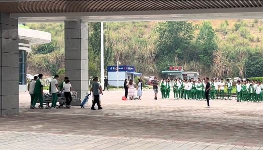 拼盘∕同学病重全班走2公里到医院拍毕业照 癌童圆愿次日离世