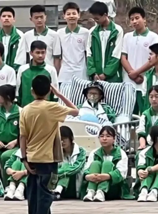 拼盘∕同学病重全班走2公里到医院拍毕业照 癌童圆愿次日离世