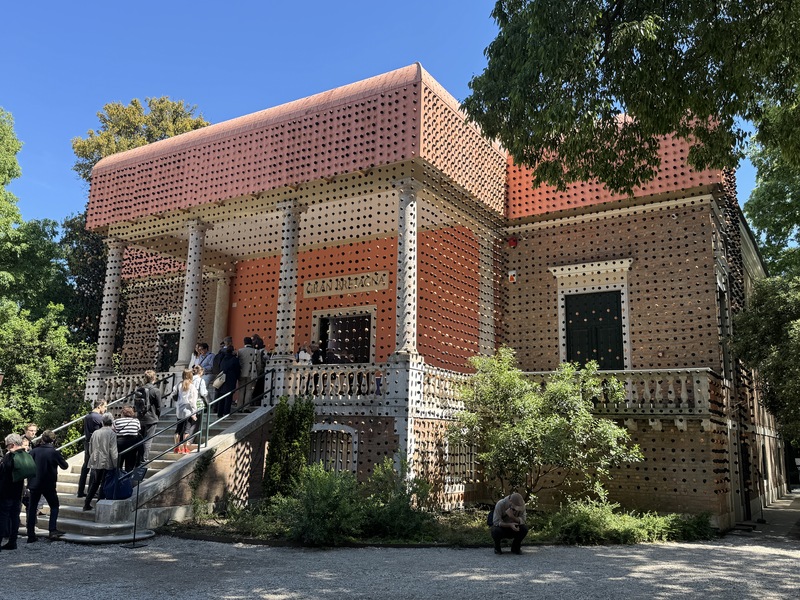 拼盘/威尼斯建筑展各国创意比拼 门廊、灭火器壁龛亮相