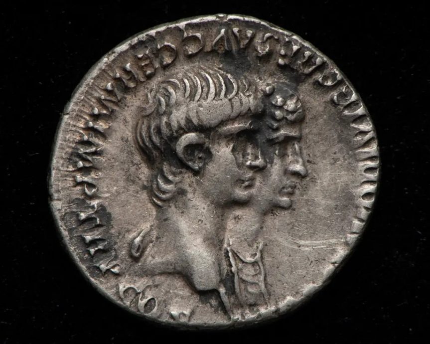 拼盘/男子乡间散步突发现宝物　挖出2000年前1469枚古罗马硬币