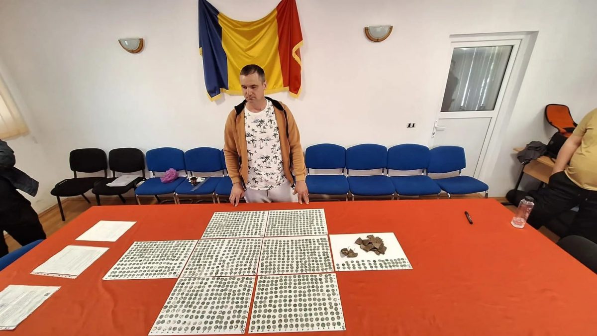 拼盘/男子乡间散步突发现宝物　挖出2000年前1469枚古罗马硬币