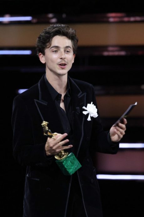 提摩西柴勒梅德领特别荣誉奖 首次牵手凯莉珍娜公开亮相