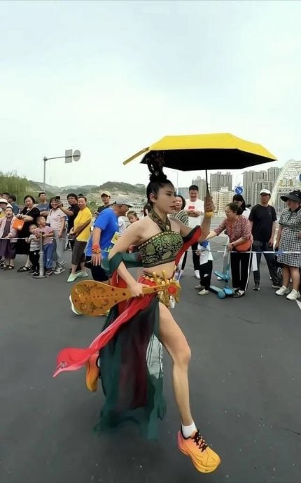 撑伞穿古装跑马拉松 河南女变身尕娘娘火出圈