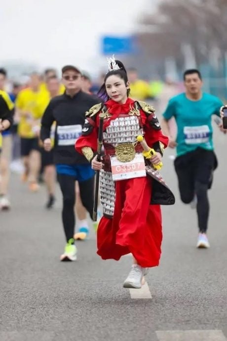 撑伞穿古装跑马拉松 河南女变身尕娘娘火出圈