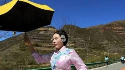 撑伞穿古装跑马拉松 河南女变身尕娘娘火出圈