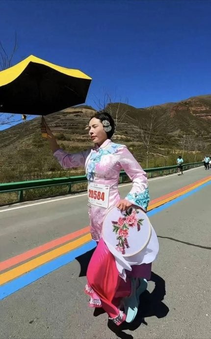 撑伞穿古装跑马拉松 河南女变身尕娘娘火出圈
