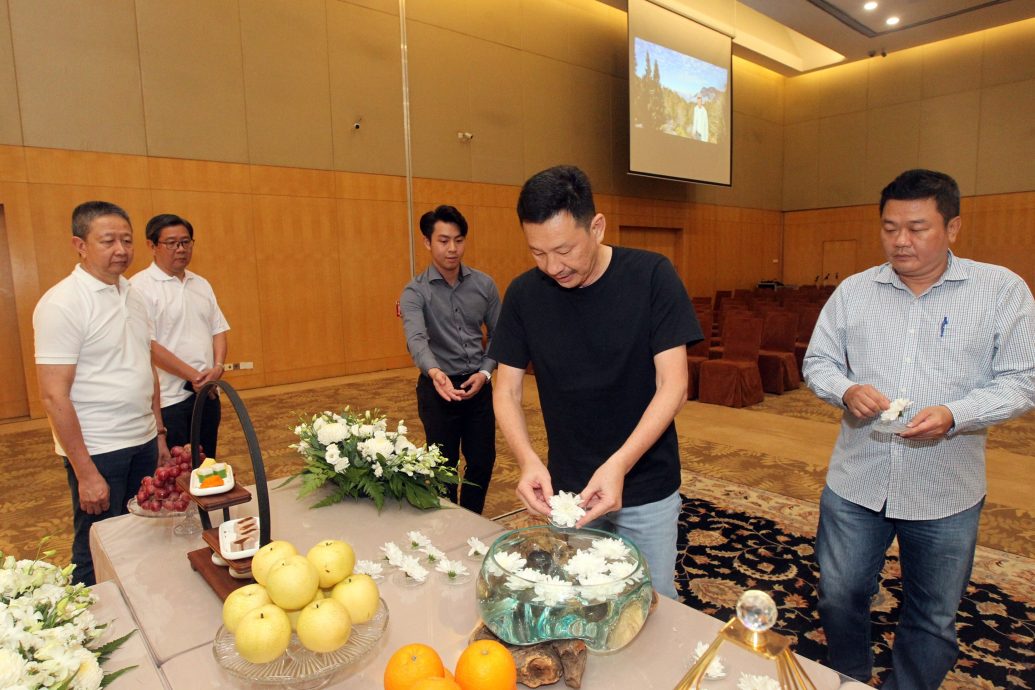 政商文教界领袖到邓章钦父亲治丧处吊唁