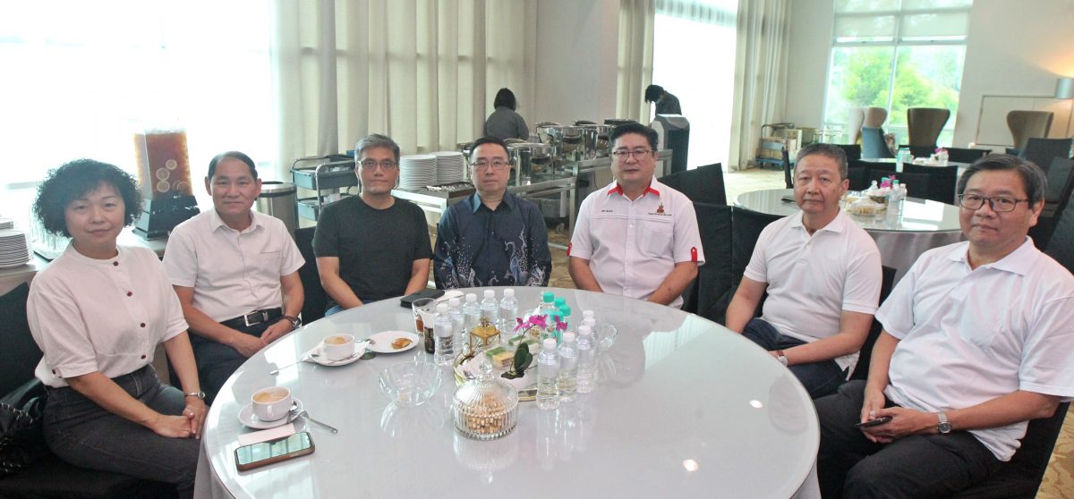 政商文教界领袖到邓章钦父亲治丧处吊唁