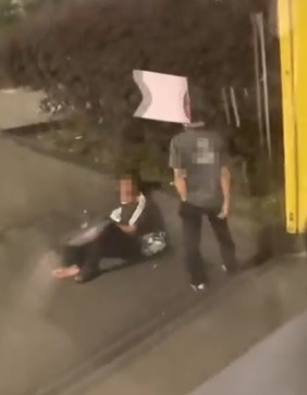 数快餐店员涉嫌欺负流浪汉 其中一人还伸脚踢惹众怒